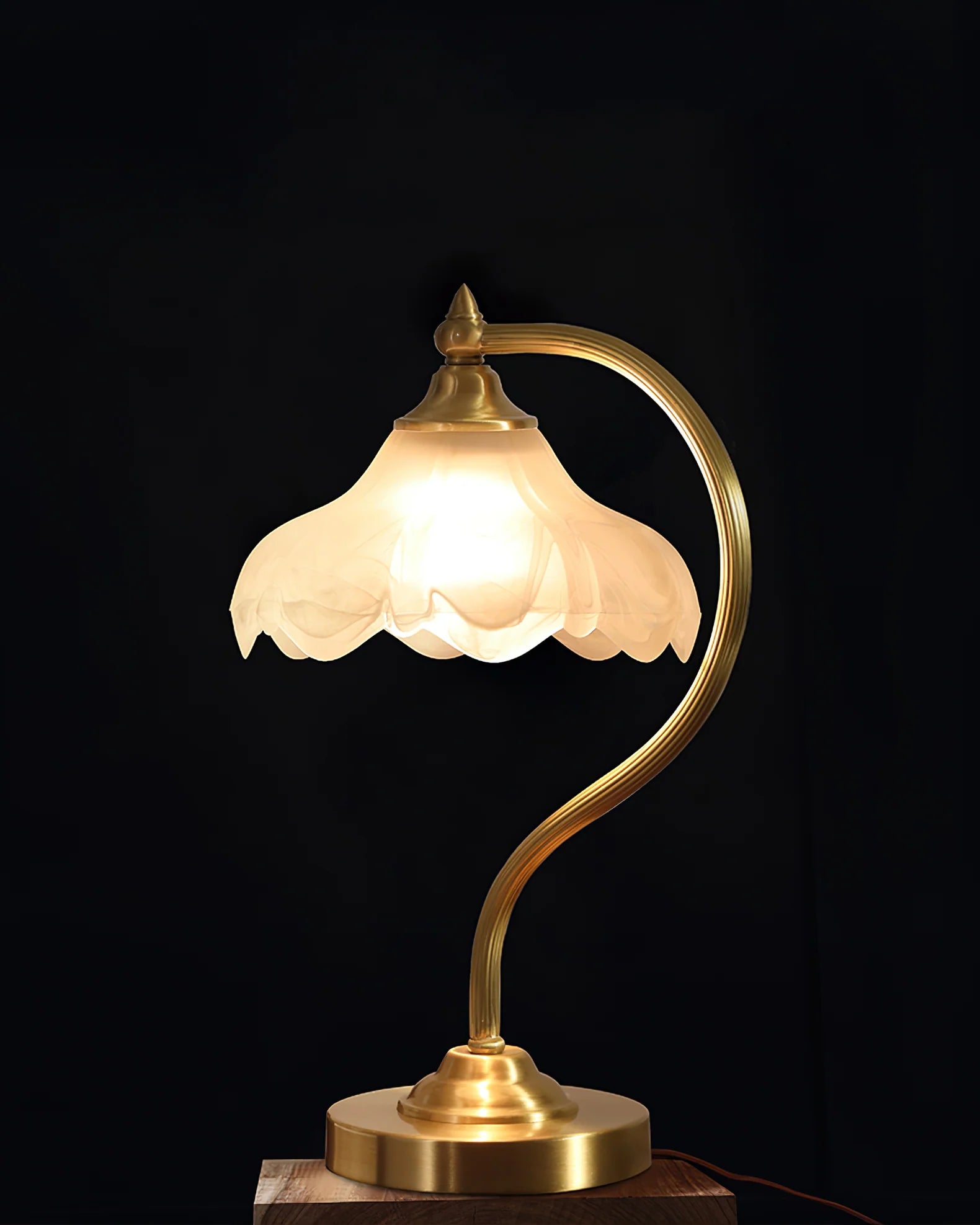 Magnolya Flower Table Lamp