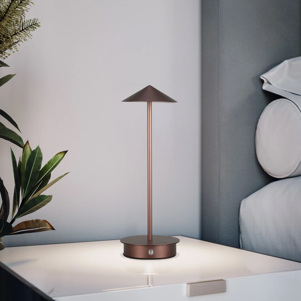 Cordless table lamp